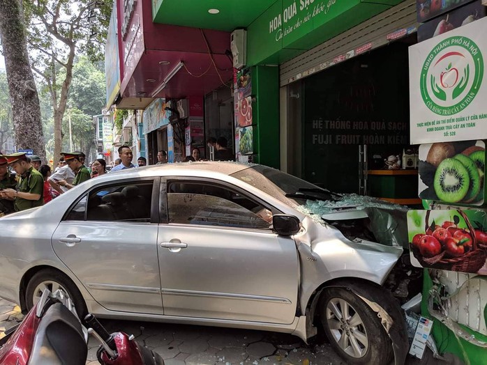 Xế hộp do nữ tài xế điều khiển bất ngờ lao thẳng vào cửa hàng ở Hà Nội - Ảnh 6.