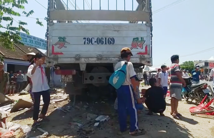 Khánh Hòa: Xe tải bất ngờ lao vào quán nước mía đông người - Ảnh 2.