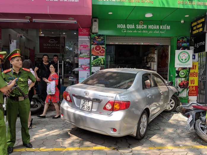 Xế hộp do nữ tài xế điều khiển bất ngờ lao thẳng vào cửa hàng ở Hà Nội - Ảnh 5.