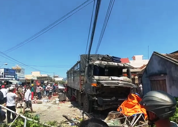Khánh Hòa: Xe tải bất ngờ lao vào quán nước mía đông người - Ảnh 1.