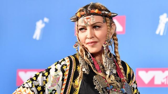 Madonna gây sốc khi hát 2 bài, bỏ túi 1 triệu USD - Ảnh 3.