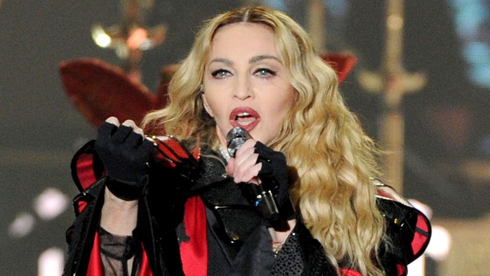 Madonna gây sốc khi hát 2 bài, bỏ túi 1 triệu USD - Ảnh 2.