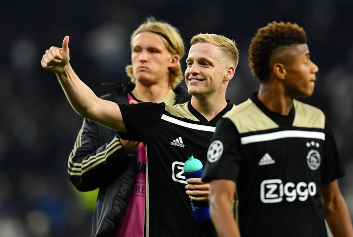 Man United nổ bom tấn Van de Beek, quyết giành siêu trung vệ Upamecano - Ảnh 1.