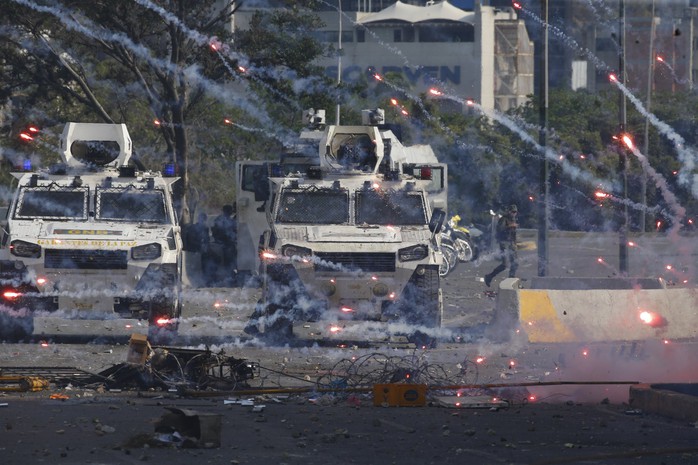 Venezuela: Bạo loạn bùng nổ, xe bọc thép được triển khai - Ảnh 2.