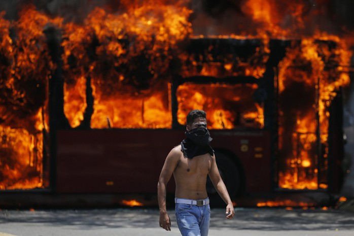 Venezuela: Bạo loạn bùng nổ, xe bọc thép được triển khai - Ảnh 3.