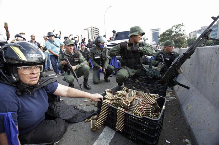 Venezuela: Bạo loạn bùng nổ, xe bọc thép được triển khai - Ảnh 7.