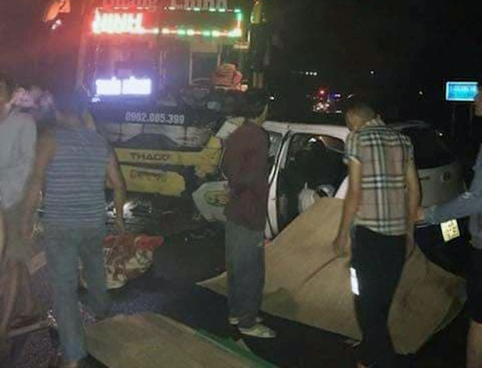 Tai nạn thảm khốc giữa xe khách và xe taxi, 5 người thương vong - Ảnh 1.