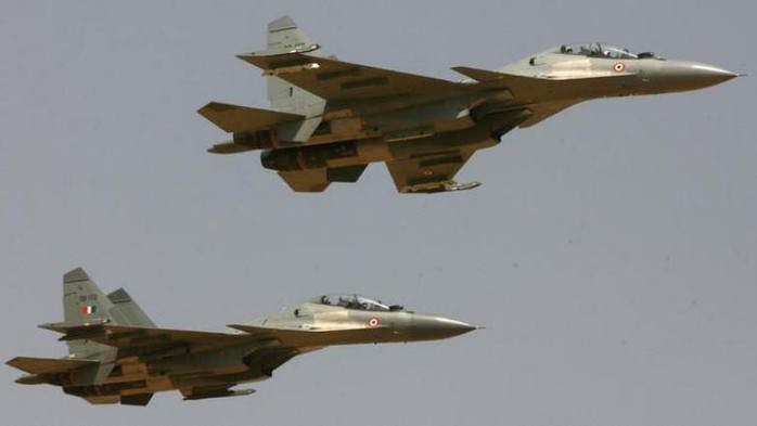 Chiến đấu cơ Ấn Độ chặn máy bay chở hàng từ Pakistan - Ảnh 1.