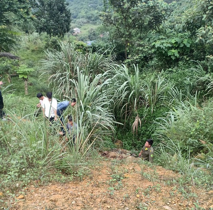 Tá hỏa thấy người đàn ông chết trong cống thoát nước - Ảnh 1.