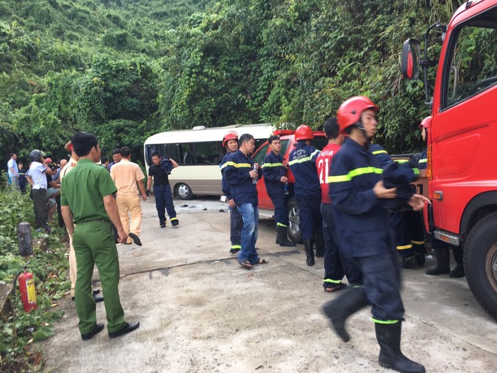 Xe khách tông vách núi, 18 sinh viên nước ngoài bị thương - Ảnh 1.