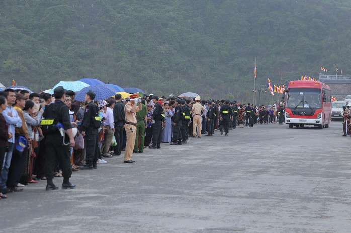 Hàng vạn người đổ về chùa Tam Chúc mừng đại lễ Phật đản Vesak 2019 - Ảnh 6.