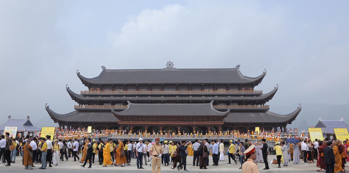 Hàng vạn người đổ về chùa Tam Chúc mừng đại lễ Phật đản Vesak 2019 - Ảnh 16.