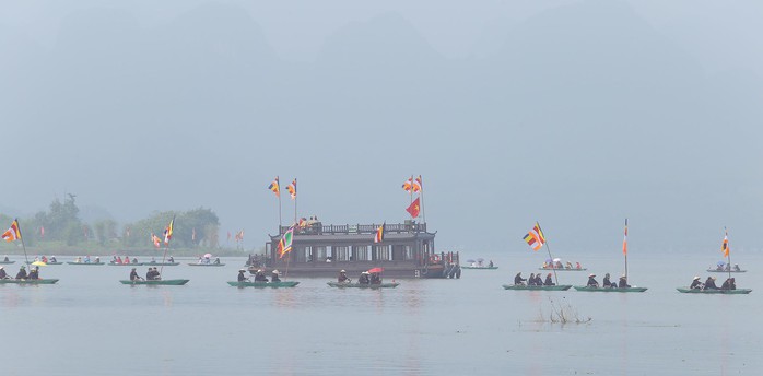 Hàng vạn người đổ về chùa Tam Chúc mừng đại lễ Phật đản Vesak 2019 - Ảnh 17.