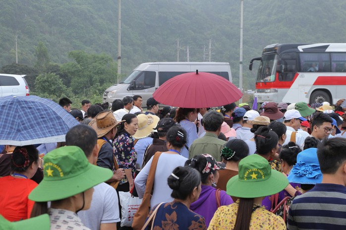 Hàng vạn người đổ về chùa Tam Chúc mừng đại lễ Phật đản Vesak 2019 - Ảnh 4.