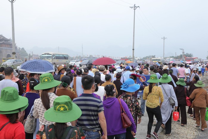 Hàng vạn người đổ về chùa Tam Chúc mừng đại lễ Phật đản Vesak 2019 - Ảnh 3.