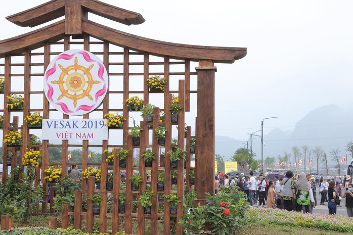 Hàng vạn người đổ về chùa Tam Chúc mừng đại lễ Phật đản Vesak 2019 - Ảnh 2.