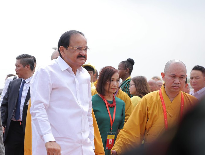 Hàng vạn người đổ về chùa Tam Chúc mừng đại lễ Phật đản Vesak 2019 - Ảnh 19.