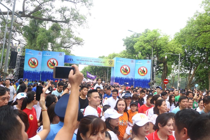 Phó Thủ tướng cùng hơn 8 ngàn người đi bộ kêu gọi Đã uống rượu bia - Không lái xe - Ảnh 8.