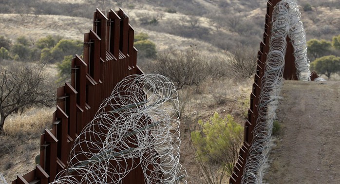Thuận theo ông Trump, Lầu Năm Góc trích ngân quỹ xây tường dọc biên giới Mexico  - Ảnh 1.