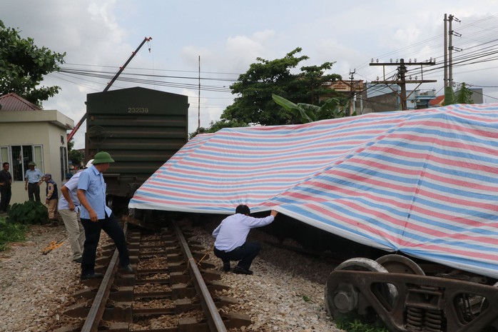 Tàu trật bánh khỏi đường ray, đường sắt Bắc-Nam tê liệt - Ảnh 1.