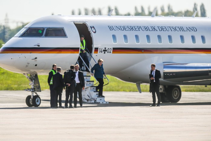 Máy bay chở Thủ tướng Đức Angela Merkel bất ngờ gặp nạn  - Ảnh 2.