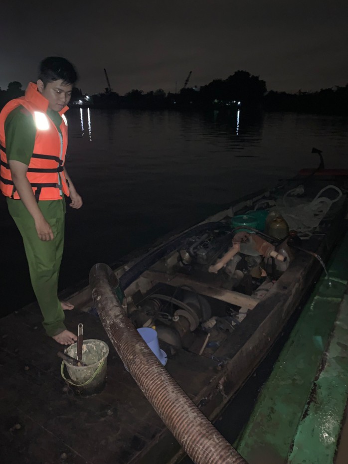 CSGT nổ súng bắt hai cát tặc âm mưu nhấn chìm sà lan trên sông Đồng Nai - Ảnh 3.