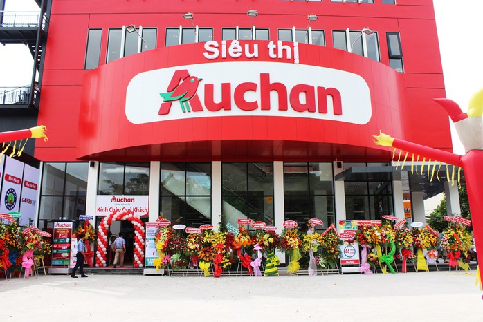 Chuỗi siêu thị Auchan khuyến mãi dọn kho trước ngày đóng cửa  - Ảnh 1.