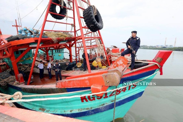 Malaysia bắt giữ 2 tàu cá Việt Nam cùng 29 ngư dân - Ảnh 1.