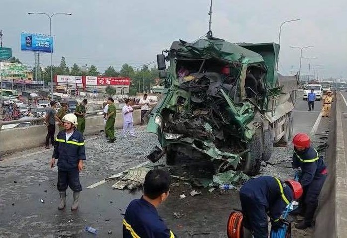 Tai nạn kinh hoàng giữa xe ben và xe tải trên cầu vượt An Sương - Ảnh 2.