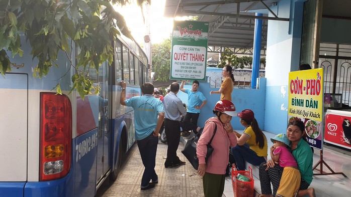 Nhiều tuyến xe buýt Nha Trang tê liệt vì tài xế ngưng chạy - Ảnh 1.