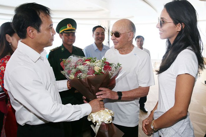 Cùng siêu du thuyền thăm vịnh Hạ Long, ông chủ Tottenham xem xét đưa đội bóng tới Việt Nam - Ảnh 3.