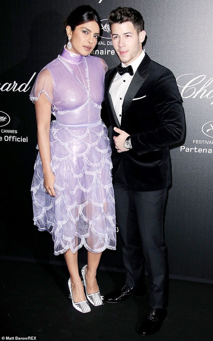 Cựu Hoa hậu Thế giới diện đầm tím, tình tứ cùng chồng ở tiệc Chopard - Ảnh 3.