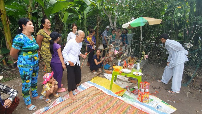 Chuyện lạ: Lập bàn thờ cúng bái... hoa xác thối - Ảnh 3.