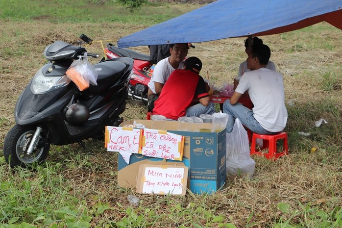 Người dân nô nức lưu thông qua cầu Vàm Cống - Ảnh 8.