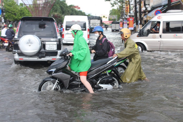Sau cơn mưa trắng trời, CSGT Bạc Liêu giúp dân di chuyển trong biển nước  - Ảnh 13.