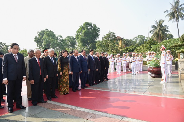 Lãnh đạo Đảng, Nhà nước vào Lăng viếng Chủ tịch Hồ Chí Minh - Ảnh 1.