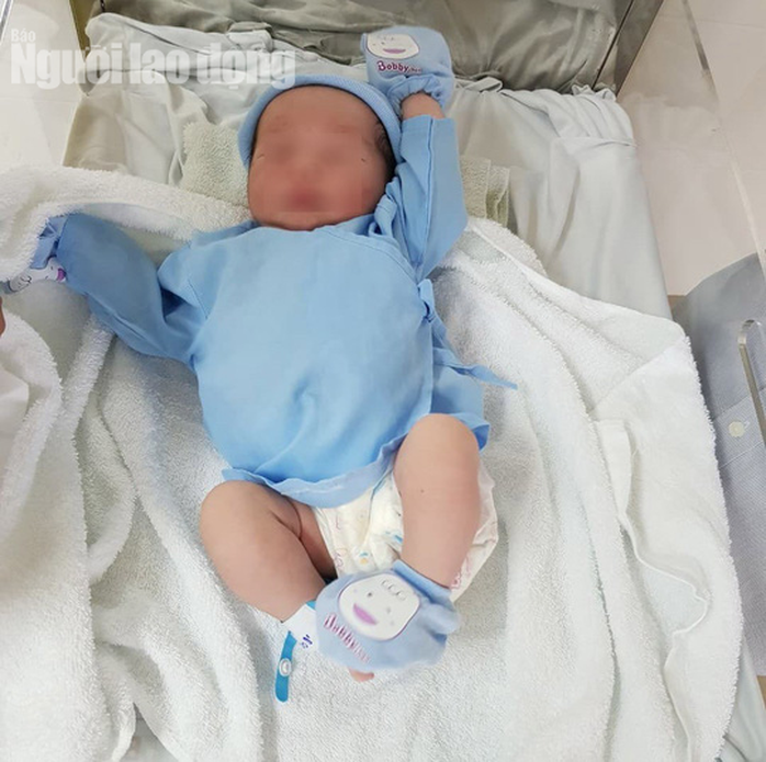 Lại ph&aacute;t hiện b&eacute; trai bụ bẫm c&ograve;n nguy&ecirc;n d&acirc;y rốn bị bỏ rơi ở C&agrave; Mau - Ảnh 1.