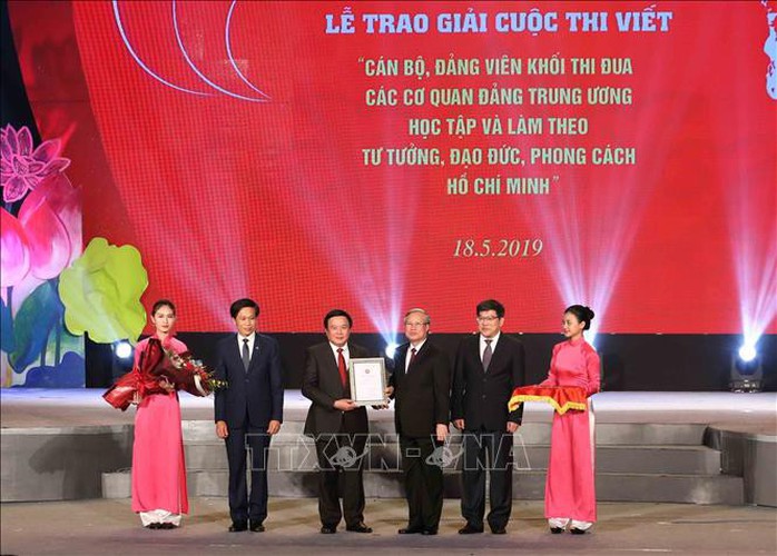 Trao giải cuộc thi viết về học tập và làm theo Bác - Ảnh 1.