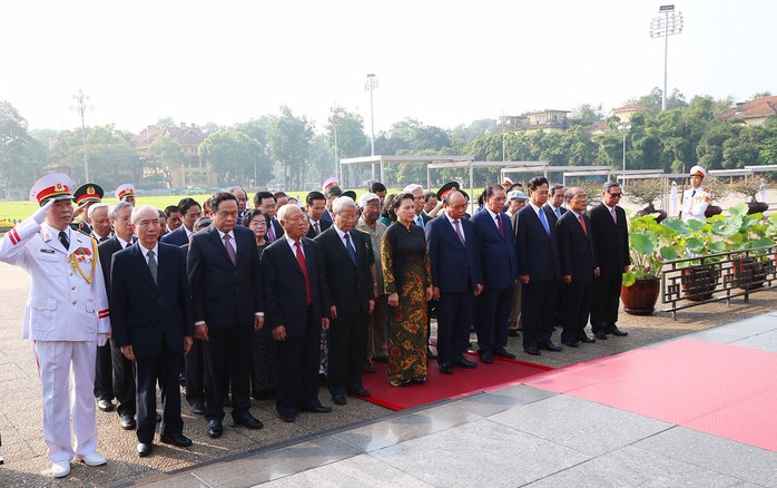 Lãnh đạo Đảng, Nhà nước vào Lăng viếng Chủ tịch Hồ Chí Minh - Ảnh 2.