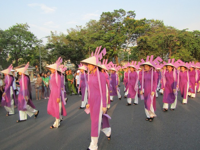 Ban tổ chức Festival nghề truyền thống Huế 2019 lên tiếng việc chiếc nón bị cắm sừng - Ảnh 1.