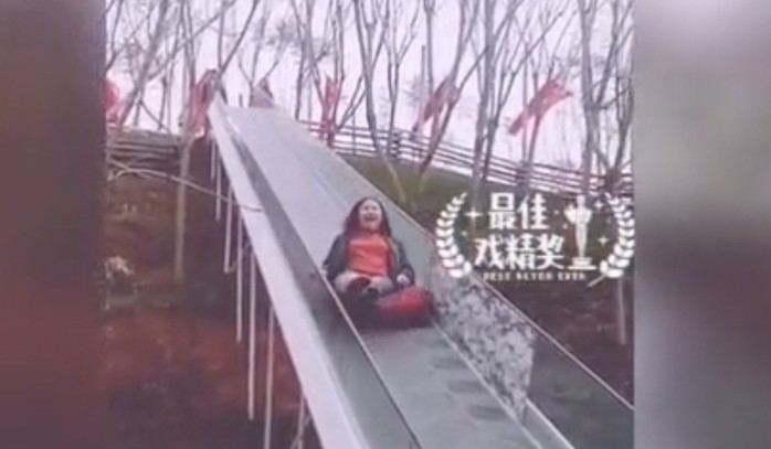 Trung Quốc: Bay khỏi cầu trượt, 14 người thương vong - Ảnh 1.