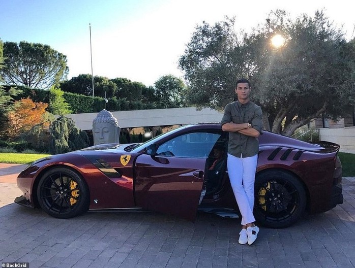 Ronaldo phóng tay tậu xe sang Bugatti La Voiture Noire 300 tỉ đồng - Ảnh 5.