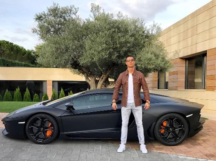Ronaldo phóng tay tậu xe sang Bugatti La Voiture Noire 300 tỉ đồng - Ảnh 4.