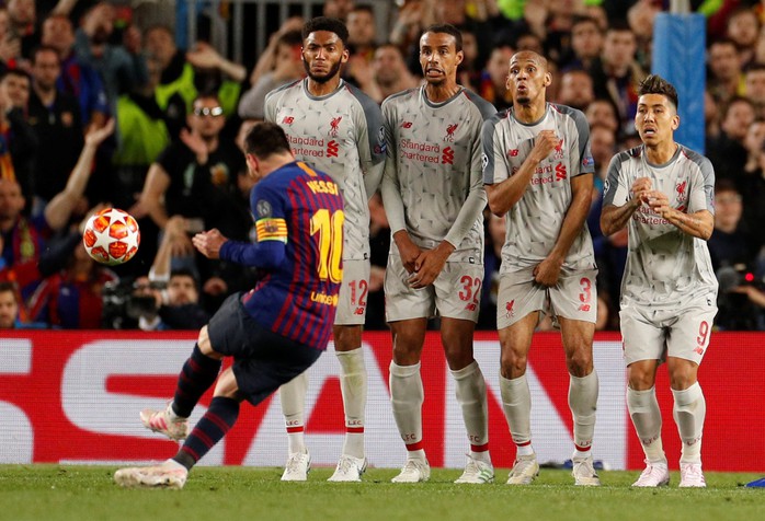 Báo chí Anh tố Messi chơi bẩn trước siêu phẩm đá phạt - Ảnh 9.