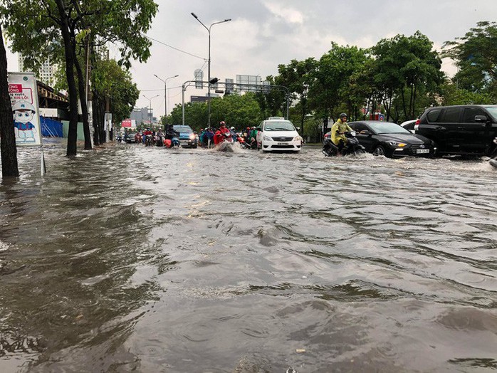 UBND TP HCM siết việc chống ngập ở đường Nguyễn Hữu Cảnh - Ảnh 1.