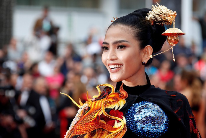 Trương Thị May đẹp hút hồn trên thảm đỏ Cannes - Ảnh 2.