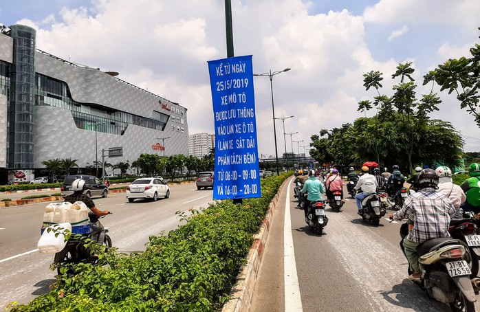 Tăng thời gian xe máy lưu thông vào làn ôtô đường Phạm Văn Đồng và Trường Chinh - Ảnh 1.