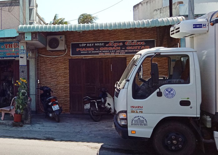 Khởi tố một người dạy nhạc “nựng” 3 nữ sinh tiểu học - Ảnh 1. Khởi tố một người dạy nhạc “nựng” 3 nữ sinh tiểu học - Ảnh 1.