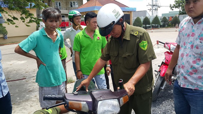 Đang truy bắt đối tượng tấn công cảnh sát hình sự, nhảy xuống kênh trốn  - Ảnh 2.