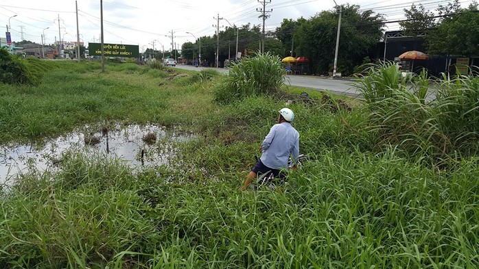 Đang truy bắt đối tượng tấn công cảnh sát hình sự, nhảy xuống kênh trốn  - Ảnh 1.